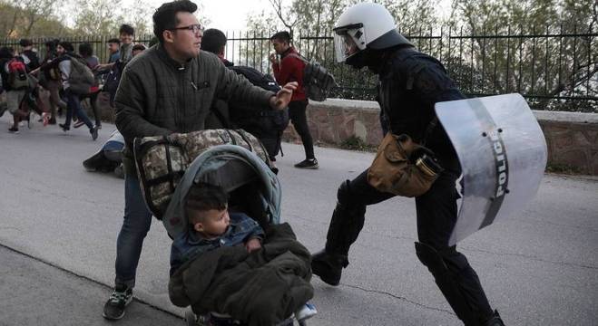 Policial ataca imigrante com carrinho de bebê em Mytilene, na Grécia