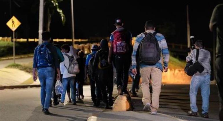 Caravana com 400 migrantes parte de Honduras rumo aos EUA