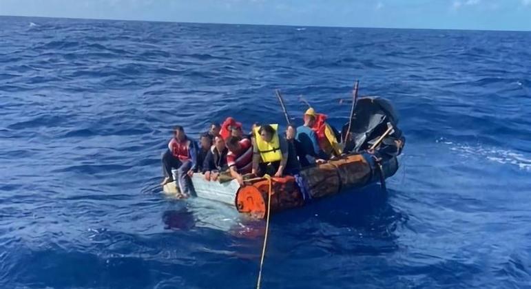 Imigrantes ilegais cubanos tentam entrar nos EUA em bote improvisado