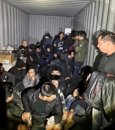 Agentes do Texas descobrem 50 imigrantes escondidos em grande plataforma de ferro-velhoAgentes especiais do Texas descobriram mais de 50 pessoas escondidos em um contêiner Conex de ferro-velho e prenderam cinco supostos contrabandistas de pessoas acusados de orquestrar a operação do trator-reboque no dia 28 de novembro. Os imigrantes — 35 homens, 10 mulheres e oito jovens do México, Guatemala e El Salvador — foram encaminhados à Patrulha de Fronteira dos Estados Unidos