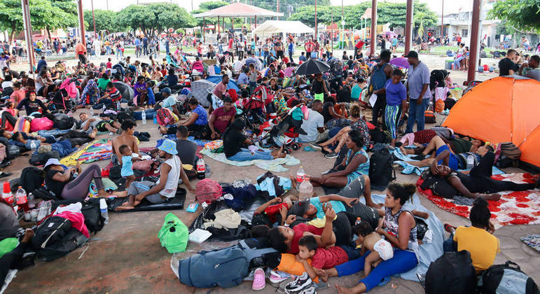 Centenas de famílias se reuniram na fronteira sul do México com objetivo de chegar aos EUA