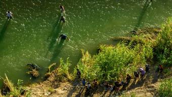 Migrante embarazada dice que soldados de Texas le negaron agua en la frontera de EE.UU.