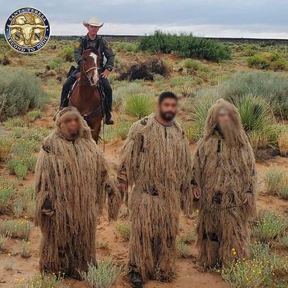 Imigrantes camuflados como 'Chewbacca' são capturados na fronteira dos Estados UnidosAgentes da Patrulha de Fronteira dos Estados Unidos detiveram no estado de Novo México, em 19 de agosto, três imigrantes indocumentados que, usando uma camuflagem que os fazia parecer o personagem Chewbacca, de Star Wars, tentavam passar despercebidos.Entre outubro do ano passado, quando começou o ano fiscal de 2022, e julho deste ano, a Patrulha de Fronteira apreendeu mais de 2,2 milhões de migrantes indocumentados no sul e no sudoeste do país