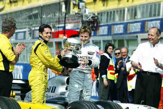 Ímola, em 2003, viu um momento curioso. Após o caótico GP do Brasil, Giancarlo Fisichella foi declarado o vencedor. Com isso, Kimi Räikkönen precisou devolver o troféu de primeiro lugar recebido no dia da corrida