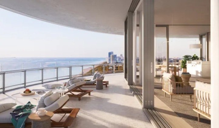 A varanda é espetacular, com visão privilegiada da orla de Miami. Será que dá para relaxar num lugar desses?