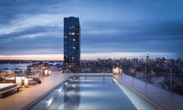 E se tudo isso não fosse suficiente, em uma das áreas comuns do prédio, há simplesmente uma piscina no terraço, com essa vista espetacular da cidade
