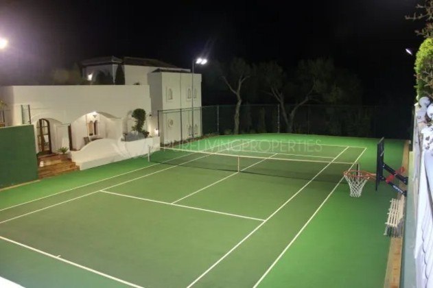Além disso, o imóvel conta com uma quadra de tênis particular, caso Djokovic queira treinar um pouco nas férias