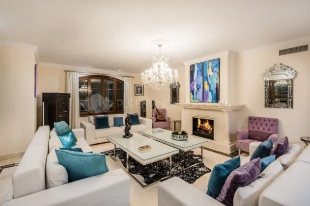 A sala de estar leva uma decoração no estilo marroquino, com lareiras, almofadas coloridas e peças de arte que não devem ser baratas