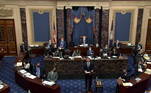 Na terça-feira, na abertura do julgamento, os senadores votaram uma moção para determinar se o processo seria constitucional, mesmo após o fim do mandato de Trump. Com o apoio de 6 republicanos, os democratas conseguiram 56 votos para manter o julgamento