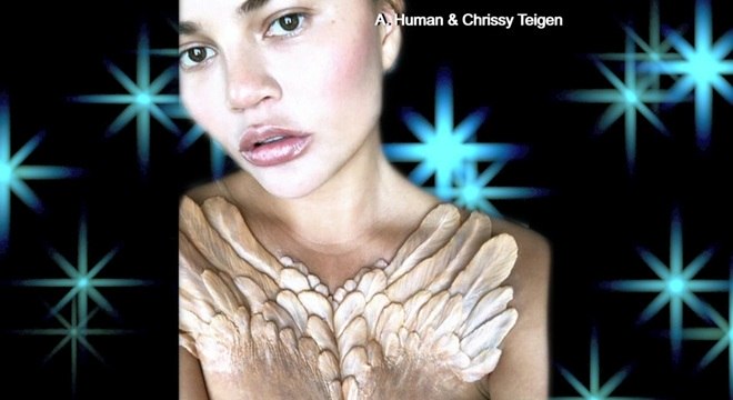 Chrissy Teigen apareceu com penas que parecem saltar do tórax