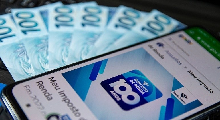 Celular exibe informações sobre o Imposto de Renda 2022, direto da página do governo federal
