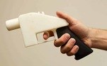 O universo das impressões 3D também causam controvérsias justamente pela falta de regulação. Usando plástico e metal derretido, muitas pessoas passaram a criar armas de fogo nas impressoras, e apesar de terem uma vida-útil curta, não deixa de ser uma arma de fogo. Nos últimos anos, uma série de países passou a regular e até mesmo proibir o porte desse tipo de armamento, como o caso de Austrália, Canadá, Alemanha e Japão