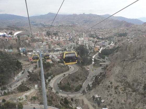 Inaugurado em 2014, ele foi projetado para resolver os problemas de transporte público da capital, La Paz. 