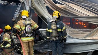 Incêndio destrói galpão de loja no bairro Castelo, em Belo Horizonte
