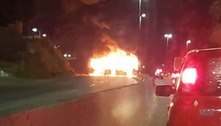 Ônibus é incendiado por homens armados no Anel Rodoviário, em BH