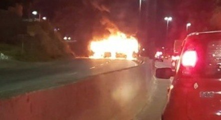 Ônibus incendiado fechou um dos sentidos do Anel Rodoviário

