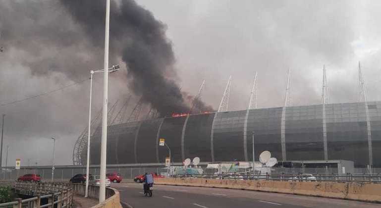 Diversas pessoas publicaram imagens do incêndio que atingiu a arena
