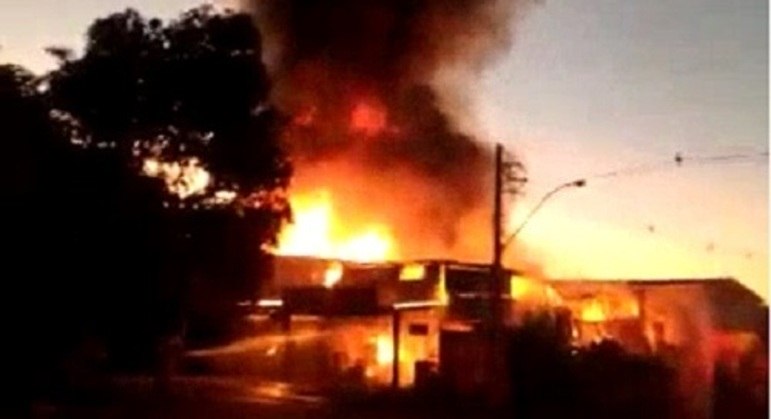 Incêndio atinge galpão em Sobradinho,  no DF.