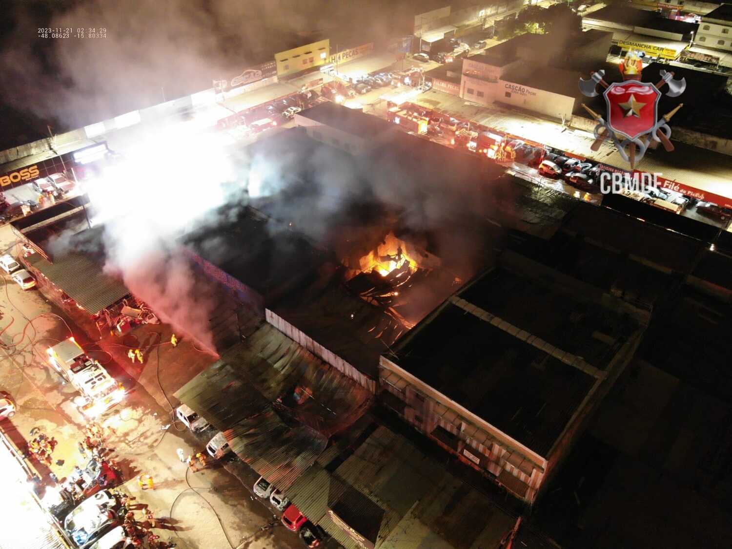 Incêndio atinge lojas e destrói 15 carros em Taguatinga, no DF