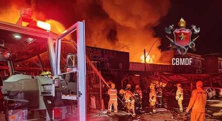 Incêndio atinge lojas e destrói 15 carros em Taguatinga, no DF