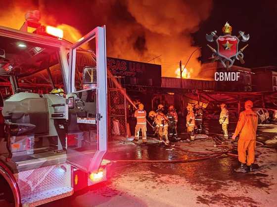 Incêndio atinge oficina e destrói 15 veículos no Distrito Federal