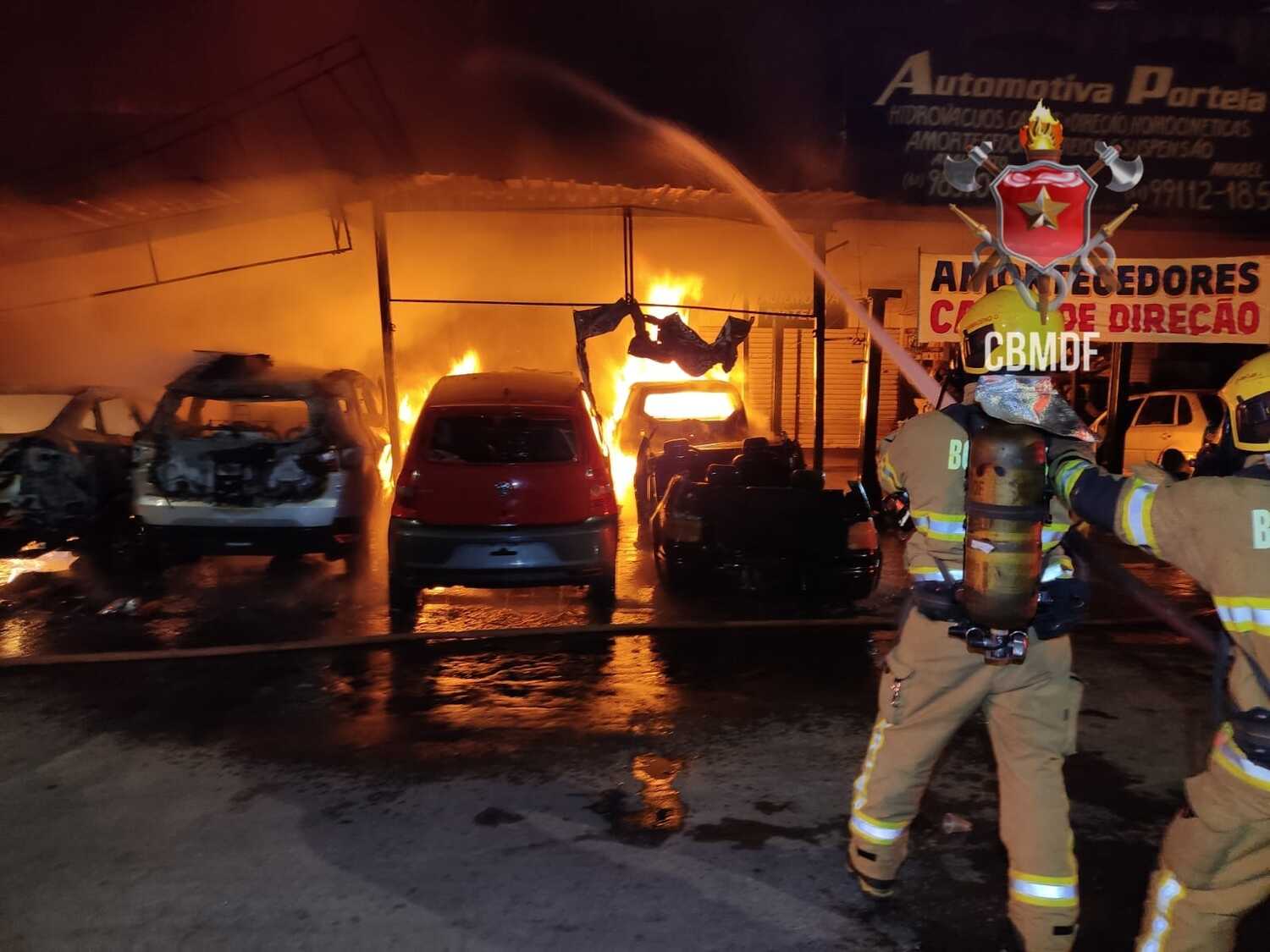 Incêndio atinge lojas e destrói 15 carros em Taguatinga, no DF