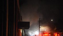 Após incêndio, bombeiros fazem vistoria em galpão de Cinemateca 