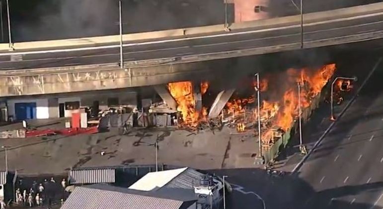 Incêndio embaixo de viaduto da avenida do Estado, no centro de SP, provoca tumulto