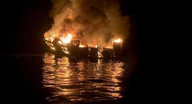 As chamas consumiram o barco na madrugada desta segunda-feira (2)