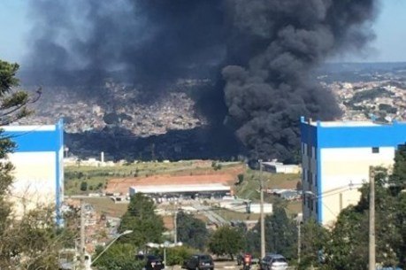 Incendio De Grandes Proporcoes Atinge Galpao Em Barueri Sp Noticias R7 Sao Paulo