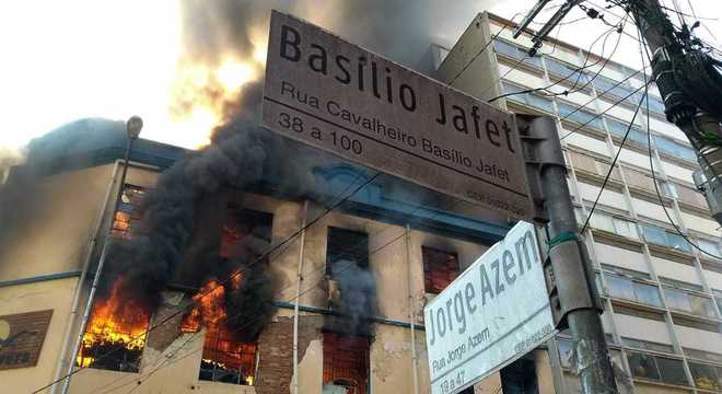 Incêndio atinge shopping popular no Brás, em São Paulo