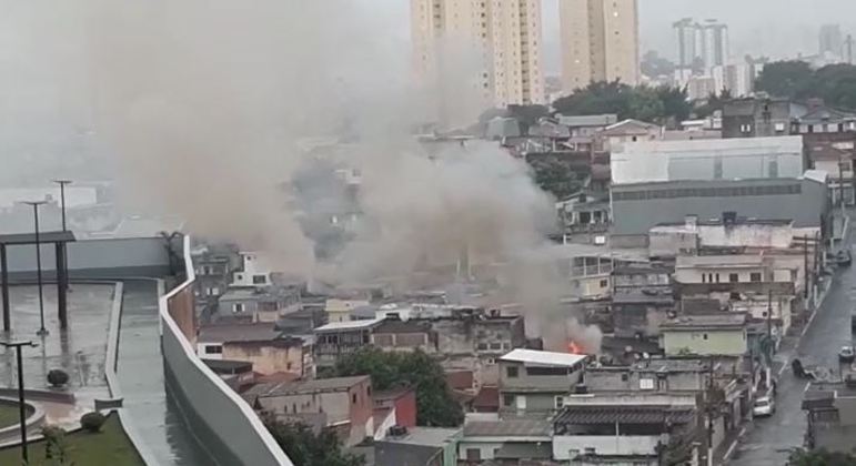 Incêndio atinge casa que abriga diversas famílias na Brasilândia, zona norte de SP
