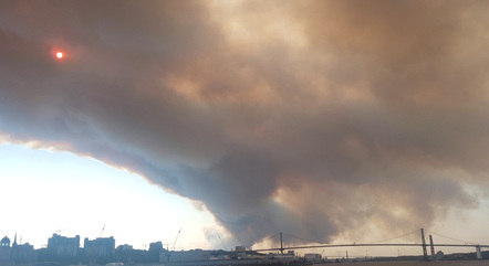 Grandes quantidades de fumaça estão 'engolindo' a cidade de Halifax, no leste do Canadá