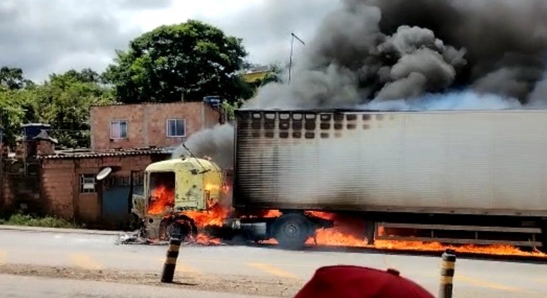 Casas também estão sendo atingidas pelo fogo
