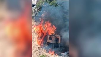 Casa é atingida por incêndio em vegetação na Grande BH