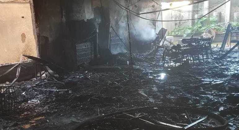 Um bebê de 1 ano e sua babá morreram durante um incêndio em um condomínio de luxo na cidade de Maringá, no Paraná, na madrugada desta sexta-feira (30). O interior da casa ficou completamente destruído pelas chamas