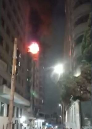 Chamas atingiram prédio antigo no centro de São Paulo
