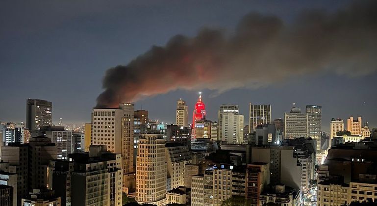 Incêndio ocorreu em prédio na rua Barão de Duprat