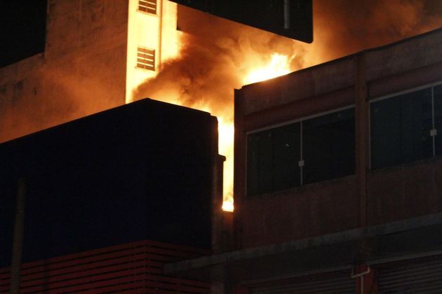 As chamas altas consomem a edificação. Para os trabalhos, a CET interditou vias do entorno da rua Barão de Duprat, entre elas a rua 25 de Março