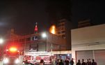 Bombeiros estão no local desde a noite deste domingo para fazer o combate às chamas, mas o prédio todo foi tomado pelo fogo