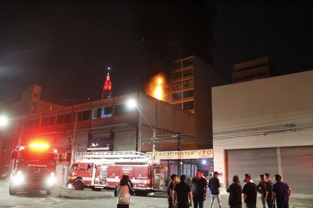 Bombeiros estão no local desde a noite deste domingo para fazer o combate às chamas, mas o prédio todo foi tomado pelo fogo