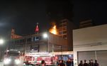 Dois bombeiros sofreram queimaduras de segundo grau durante o incêndio e foram encaminhados conscientes para o hospital do Tatuapé, que é especializado em queimaduras 