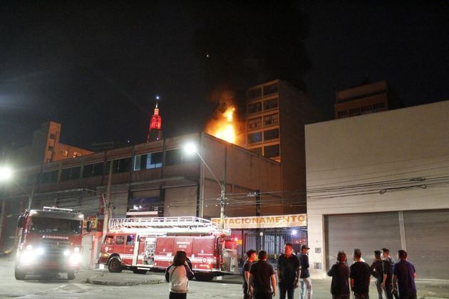 Dois bombeiros sofreram queimaduras de segundo grau durante o incêndio e foram encaminhados conscientes para o hospital do Tatuapé, que é especializado em queimaduras 