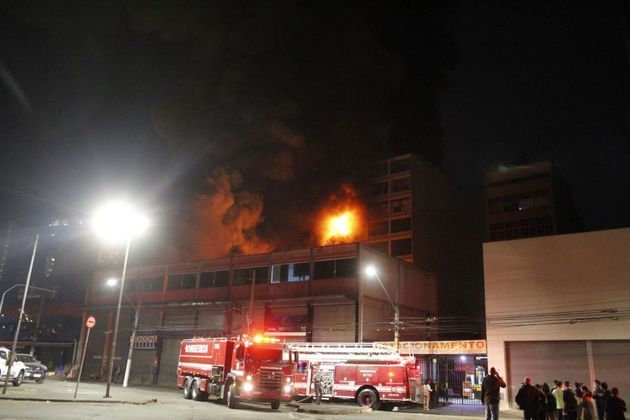 Uma grande coluna de fumaça surgiu devido ao fogo