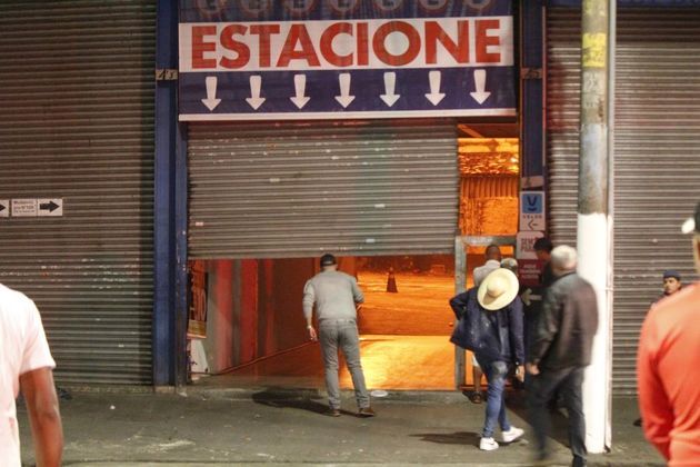 Comerciantes checam a situação caótica causada pelas chamas