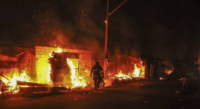 Barracos foram incendiados na comunidade que fica próximo do viaduto Bresser