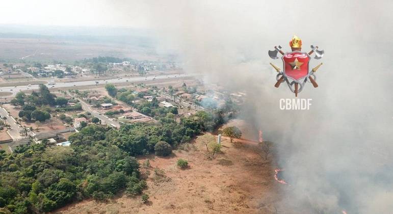 Incêndio consome área de cerrado no Park Way