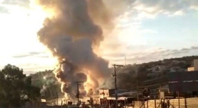 Incêndio atinge fábrica de fogos de artifício na tarde desta quinta (19)