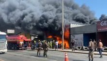 Incêndio atinge loja de pneus em Contagem, na Grande BH