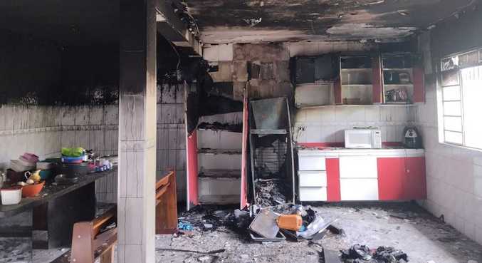 Criança com deficiência foi resgatada de um incêndio causado por raio que caiu em sua casa